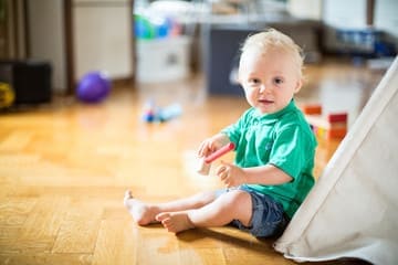 baby sitting hauts-de-seine avec enfant et un jeu ludique