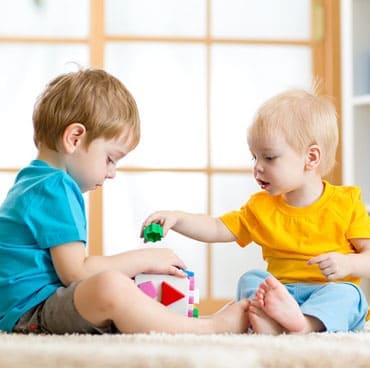 jeu entre frère et soeur avec baby sitting à Courbevoie